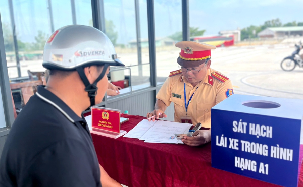 Sát hạch, cấp giấy phép lái xe miễn phí và tặng quà cho người nghèo vùng biên