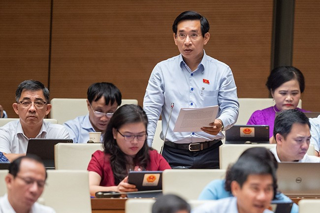 Đại biểu Quốc hội đề nghị làm rõ khái niệm 'làn đường', cấm đỗ xe cản trở việc ra vào nhà