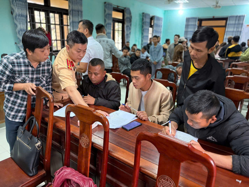 Công an TP Huế đào tạo, sát hạch, cấp giấy phép lái xe miễn phí cho người dân vùng cao