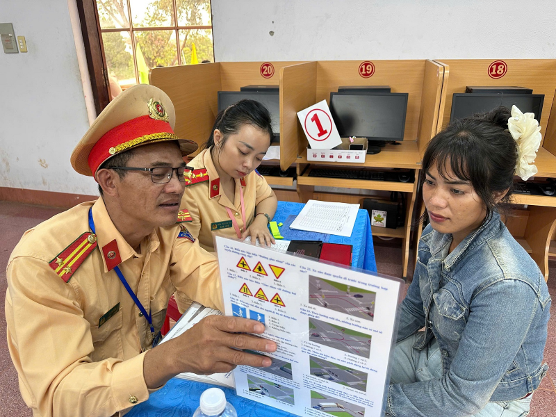 Tổ chức đào tạo, sát hạch lái xe miễn phí cho hàng trăm người dân ở biên giới