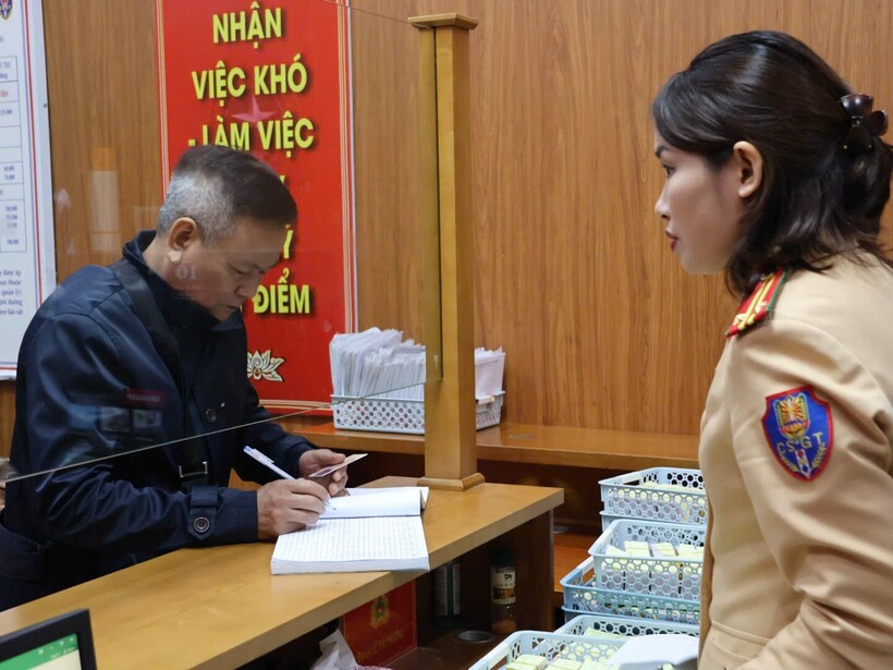 CSGT Hà Nội in và trả 18.200 giấy phép lái xe bản cứng