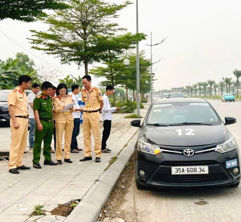 Phối hợp triển khai cho 100% Hội đồng sát hạch cấp Giấy phép lái xe ô tô trên địa bàn tỉnh triển khai quét mã QR khảo sát chất lượng sát hạch đường trường