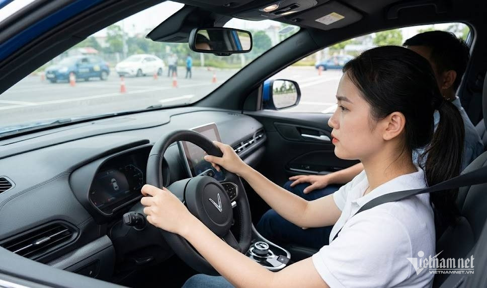 Học lái xe bằng ô tô điện sẽ được cấp loại giấy phép gì ?