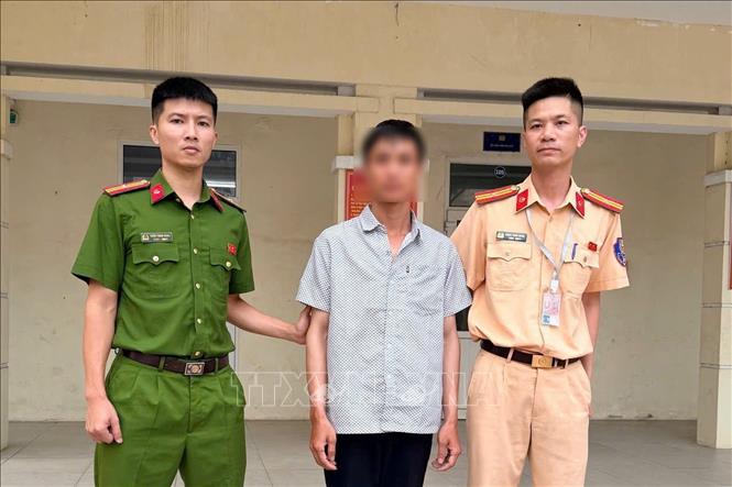 Dùng điện thoại kết nối camera dạng cúc áo và tai nghe siêu nhỏ để gian lận thi bằng lái
