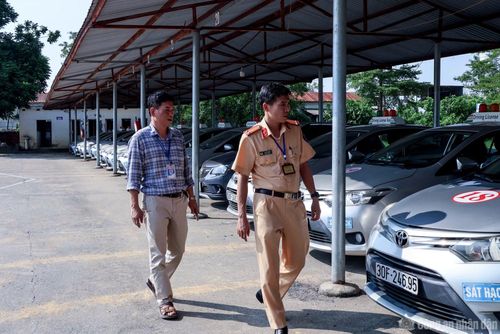 Chấn chỉnh việc chấp hành an toàn giao thông của xe tập lái