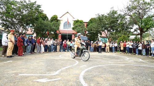 Mang kiến thức, kỹ năng lái xe an toàn đến đồng bào vùng biên