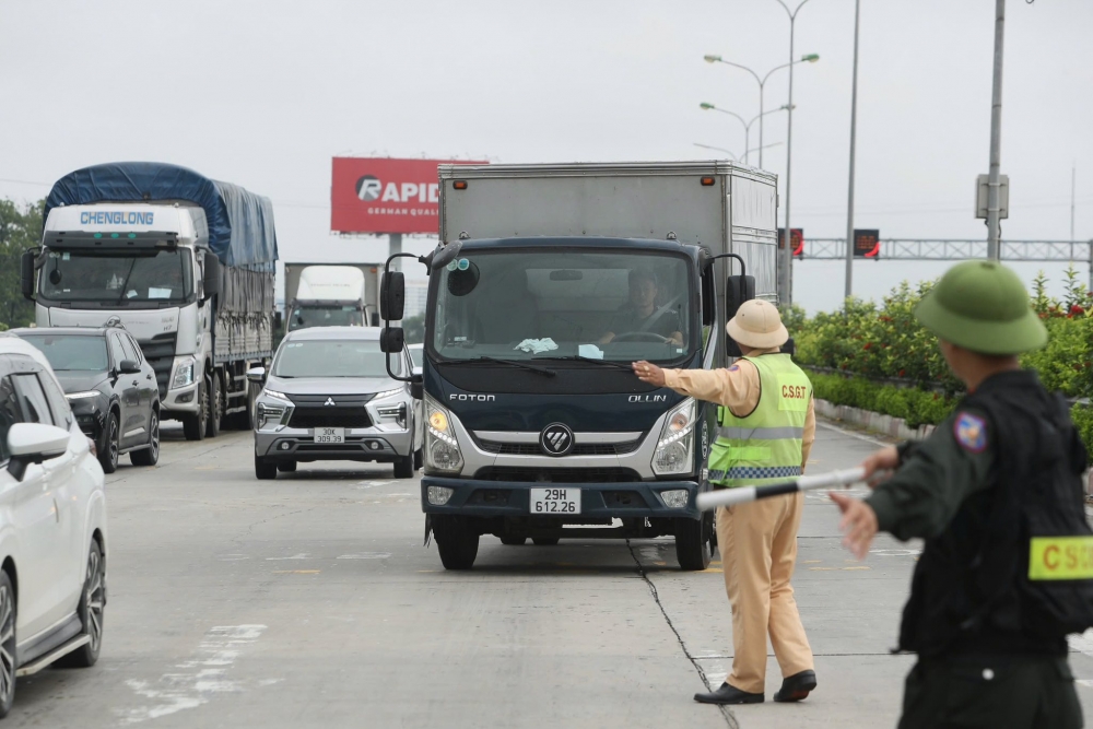 Từ 9/9, CSGT xử phạt tài xế ô tô tải đi vào làn sát dải phân cách của 2 cao tốc