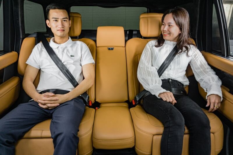 Ngồi ghế sau ô tô có bắt buộc thắt dây an toàn như ghế trước ?