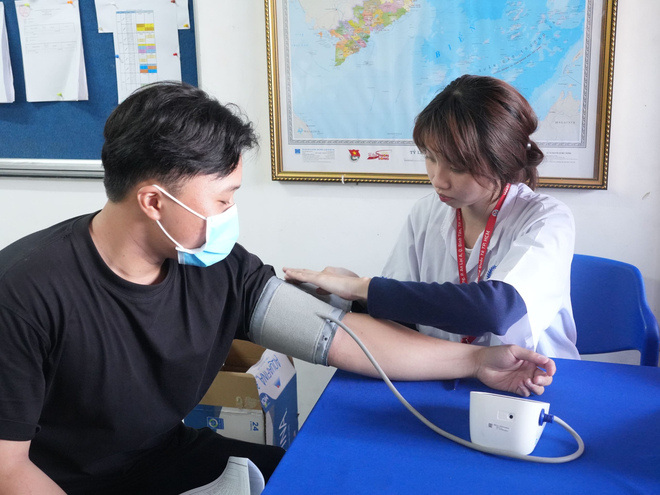 Sinh viên khoa Y - Dược ICH trực tiếp tham gia hỗ trợ buổi khám sức khỏe